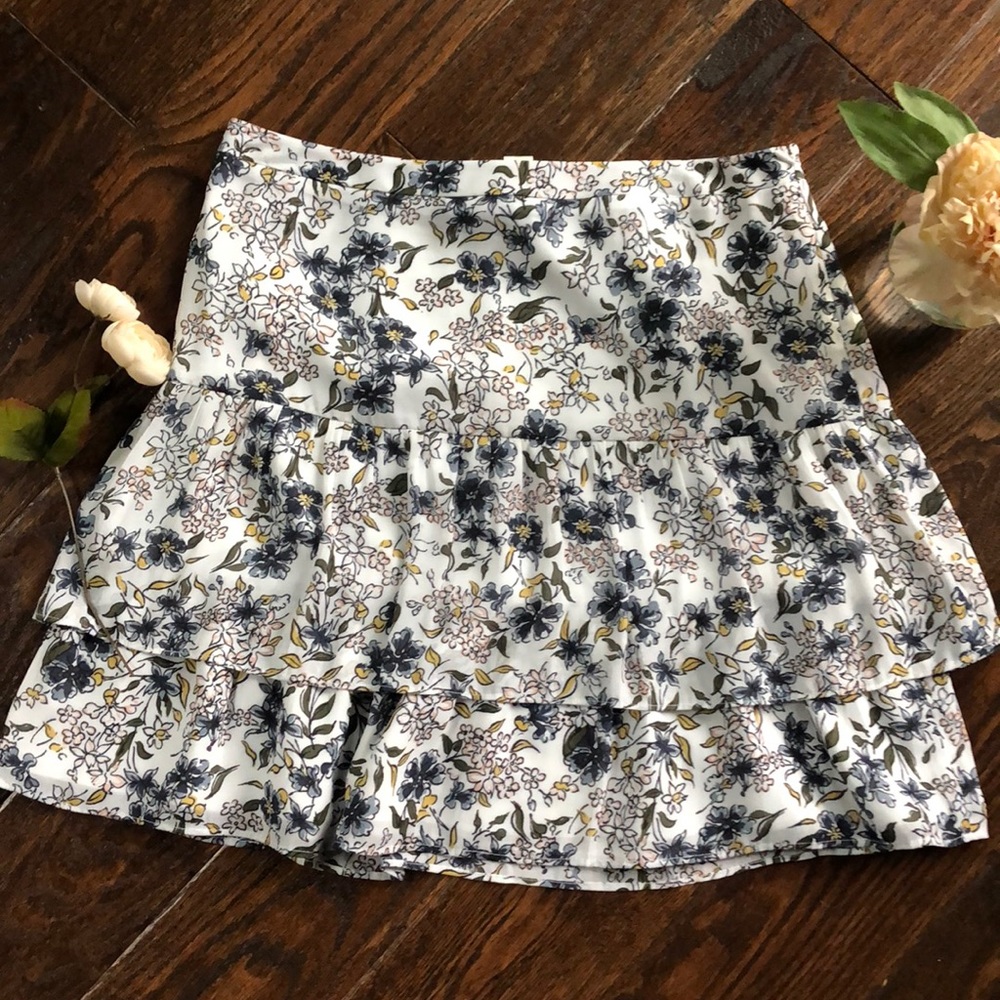 $10 SALE 🔥 Loft floral tiered skirt